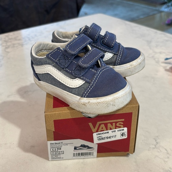 Vans Kids' Old Skool V Sneaker
CANVAS NAVY/ TRUE WHITE, Size 5 Toddler - Picture 2 of 9